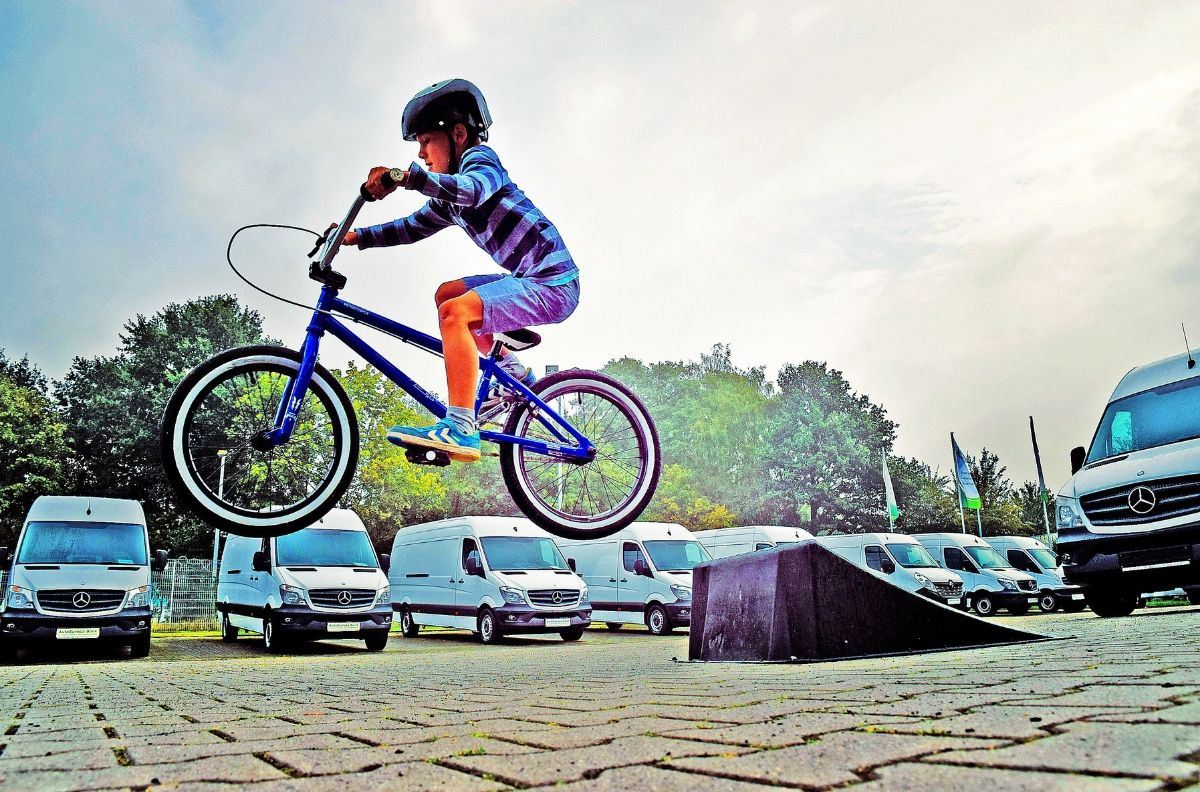 kids jumping bikes